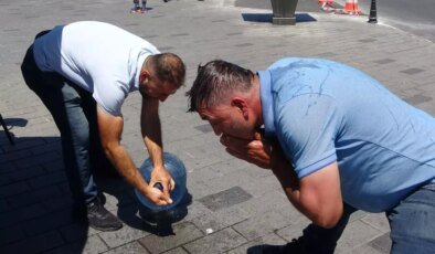 Sıcak havadan bunalanlar damacanayla serinledi