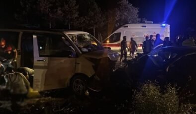Sivas’ta ters şeride giren minibüs, otomobille çarpıştı: 1 ölü, 8 yaralı