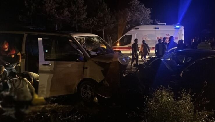 Sivas’ta ters şeride giren minibüs, otomobille çarpıştı: 1 ölü, 8 yaralı
