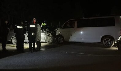 Sivas’ta Ters Şeride Giren Minibüsle Otomobil Çarpıştı: 1 Ölü, 8 Yaralı