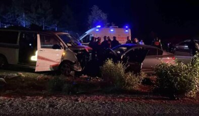 Sivas’ta Ters Yöne Giren Minibüsle Çarpışan Otomobilde 1 Kişi Hayatını Kaybetti