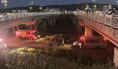 Sürücüsünün kontrolünden çıkan otomobil Kızılırmak Nehri’ndeki köprüden düştü: 2 yaralı