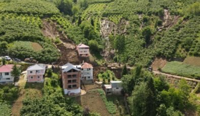 Trabzon’da heyelanda 3 ev hasar gördü