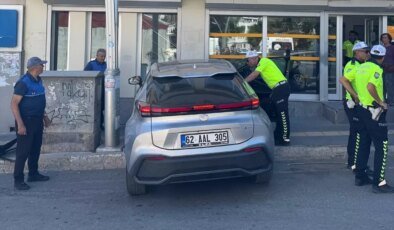 Tunceli’de Banka Önünde Güvenlik Görevlisine Otomobil Çarptı