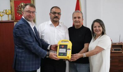 Üç Mezun, Arkadaşlarının Anısına Okula Defibrilatör Bağışladı