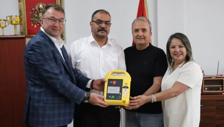 Üç Mezun, Arkadaşlarının Anısına Okula Defibrilatör Bağışladı