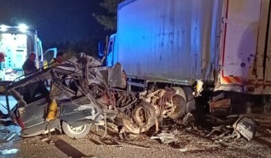 Uşak’ta Park Halindeki Kamyona Çarpan Otomobilin Sürücüsü Hayatını Kaybetti
