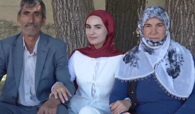 YKS çıkışı kızını çiçeklerle karşılayan baba: O dakika dünyalar benim oldu