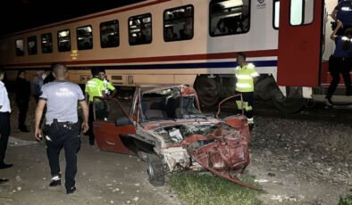Yolcu treni, sürücüsünün raylara bırakıp kaçtığı otomobile çarptı