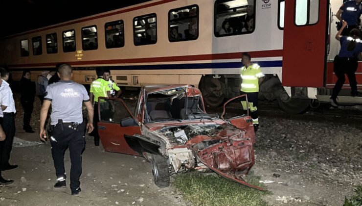 Yolcu treni, sürücüsünün raylara bırakıp kaçtığı otomobile çarptı