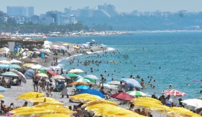’53 derece’ uyarısı yapılan Antalya’da vatandaşlar soluğu sahillerde aldı