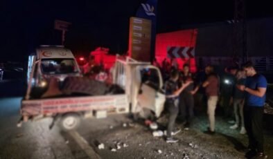 Adana’da kamyonet ile taksi çarpıştı: 4 yaralı