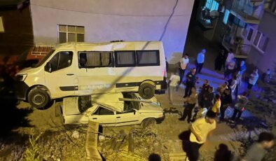 Adana’da park halindeki minibüs, otomobilin üzerine düştü