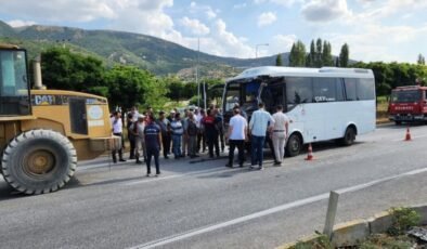 Afyonkarahisar’da yolcu midibüsü ile TIR çarpıştı: 7 yaralı