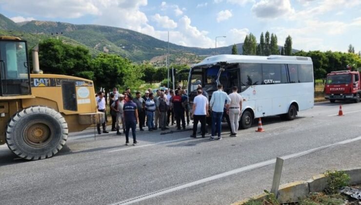 Afyonkarahisar’da yolcu midibüsü ile TIR çarpıştı: 7 yaralı