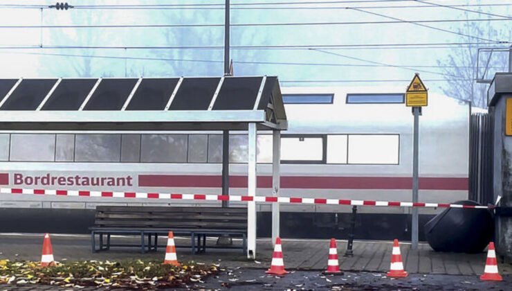 Almanya’da yolcu treni raydan çıktı