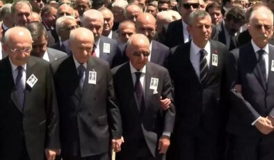Altan Öymen’in cenaze törenine damga vuran görüntü