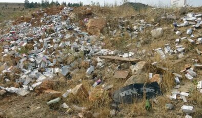 Aracını yol kenarına park eden sürücü, yüzlerce kutu ilaç buldu