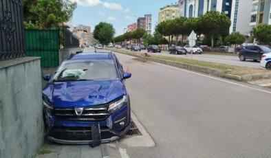 Atakum’da Otomobil Jandarma Komutanlığı Duvarına Çarptı: Sürücü Yaralandı