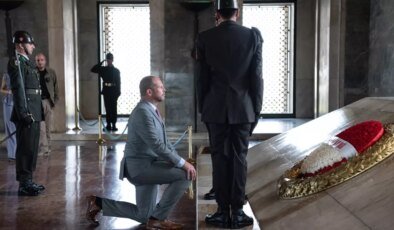 Atatürk’ün mozolesinin önünde diz çöken bakan konuştu