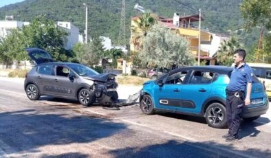 Balıkesir’de İki Otomobil Kafa Kafaya Çarpıştı: 5 Yaralı