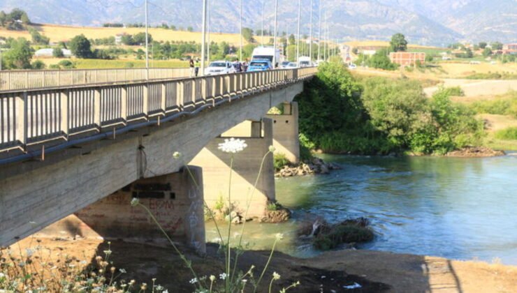 Baraj kapağı açılınca çayda mahsur kaldı