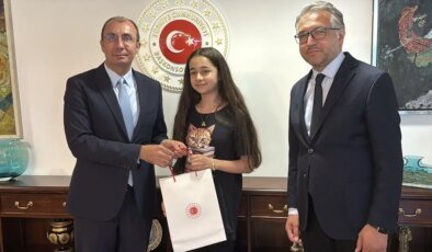 Berlin’de Okuma Yarışmasını Kazanan Türk Kızı Ayla Uluçam Başkonsolos’u Ziyaret Etti