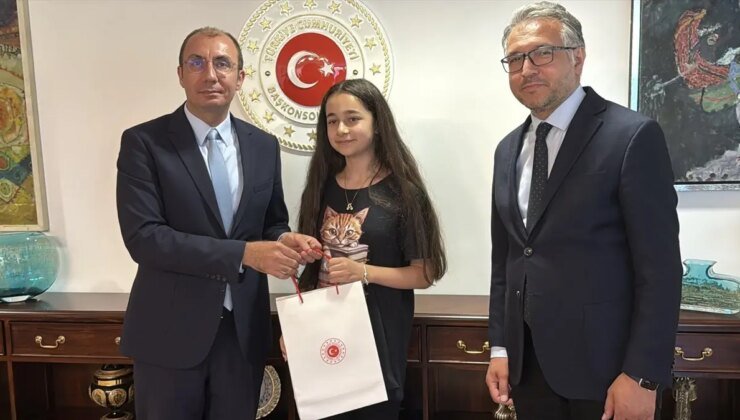 Berlin’de Okuma Yarışmasını Kazanan Türk Kızı Ayla Uluçam Başkonsolos’u Ziyaret Etti
