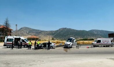 Burdur’da İki Otomobil Çarpıştı: 5 Yaralı