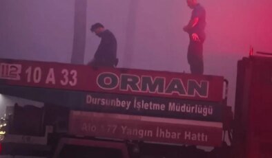 Bursa’da alevlerle mücadele eden ekipler sabah namazını aracın üzerinde kıldı