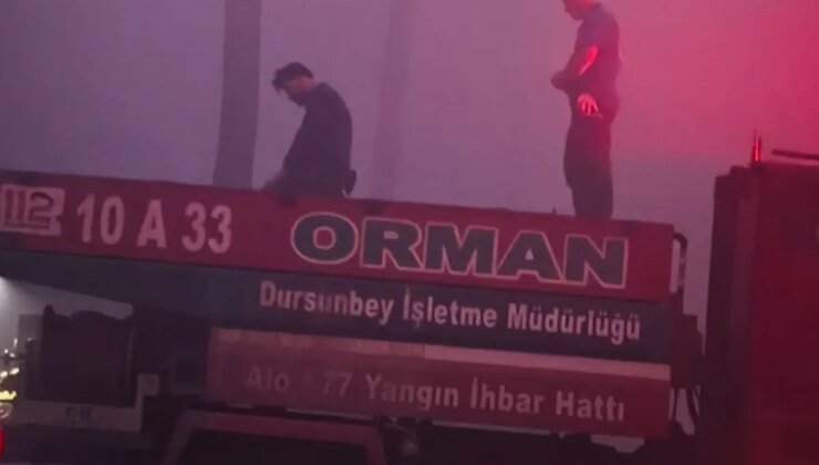 Bursa’da alevlerle mücadele eden ekipler sabah namazını aracın üzerinde kıldı