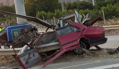Bursa’da bariyerlere çarpan otomobilin sürücüsü öldü
