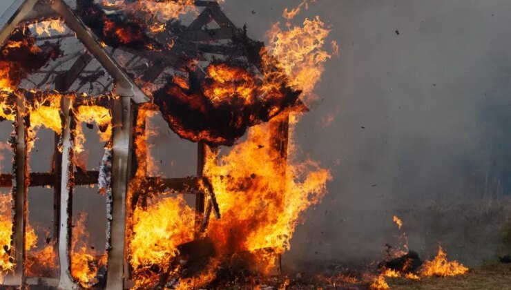 Büyücülük yapan 5 köylüyü yakarak öldürdüler