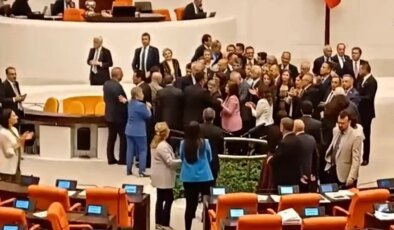CHP’li vekillerden tutuklanan Zeydan Karalar için Meclis’te kürsü işgali