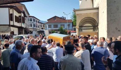 Çınar Ağacının Düşmesi Sonucu Hayatını Kaybeden Öğretmen Defnedildi
