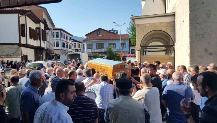Çınar Ağacının Düşmesi Sonucu Hayatını Kaybeden Öğretmen Defnedildi