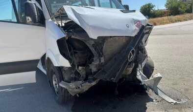 Çorum’da Otomobil ve Yolcu Minibüsü Çarpıştı: 8 Yaralı