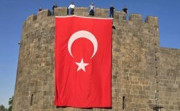 Cumhurbaşkanı Erdoğan çağrı yaptı, Diyarbakır surlarına Türk bayrakları asıldı