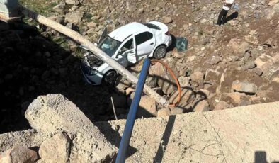 Diyarbakır’da Otomobil Köprüden Düştü: Sürücü Yaralı
