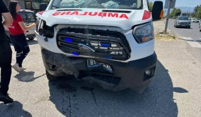 Düzce’de Ambulans ile Otomobil Çarpıştı: 2 Yaralı