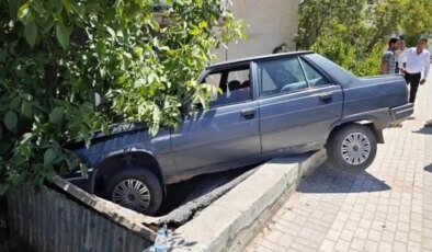 Elazığ’da Teker Patlaması Sonrası Otomobil Kömürlüğe Çıktı