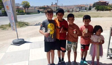Eskişehir’de Çocuklar Çevre Temizliği Yaptı, Esnaf Dondurma İkram Etti
