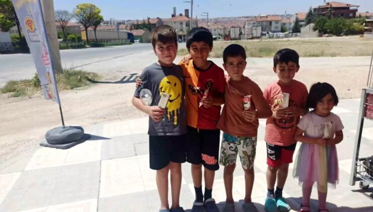 Eskişehir’de Çocuklar Çevre Temizliği Yaptı, Esnaf Dondurma İkram Etti