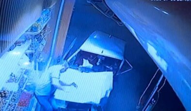 Eskişehir’de Kaza: Tofaş Aracı Dükkan Vitrinine Daldı