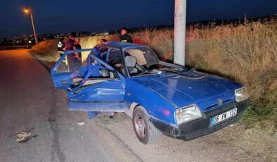Eskişehir’de Yüksek Hızla Giden Otomobil Direğe Çarptı: 4 Yaralı