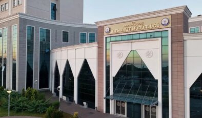Gazi polis memuruna yumruk atıp tişörtünü yırttı