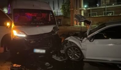 Gebze’de servis minibüsü ile otomobil çarpıştı: 10 yaralı