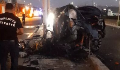 Görüntü Türkiye’den! Tesla alev alev yandı, araçta 2 kişi can verdi