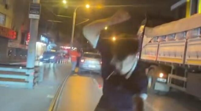 Güngören’de yol verme kavgasında otomobilin camını yumrukla kırdı
