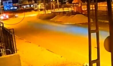 Hatay’da İki Otomobil Çarpıştı, Kaza Anı Güvenlik Kamerasında